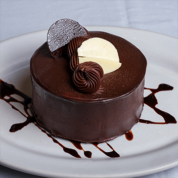 Rebanada de tiramisú decorada con cacao en polvo