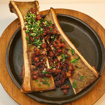 Ensalada fresca con jitomate, pepino, aceitunas y queso